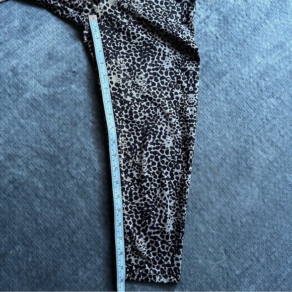 LIVE THE PROCESS Leopard Print Athletic Cropped Leggings Capris Animal Print M - Picture 8 of 14